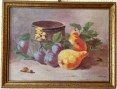 Jarro con diversas frutas sobre una mesa